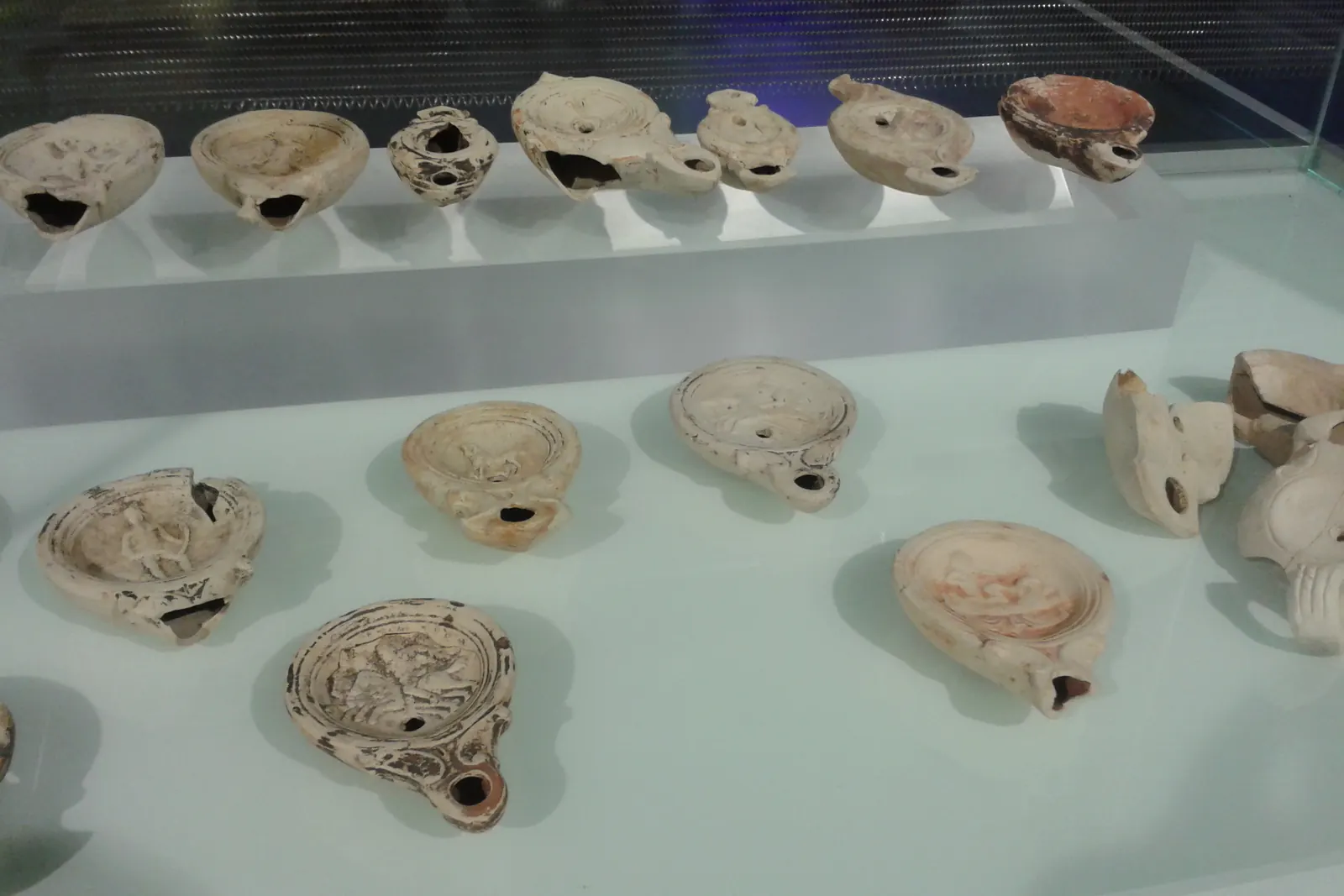Rækker af romerske lerolielamper i et glasmontre i Antiquarium under Metropol Parasol